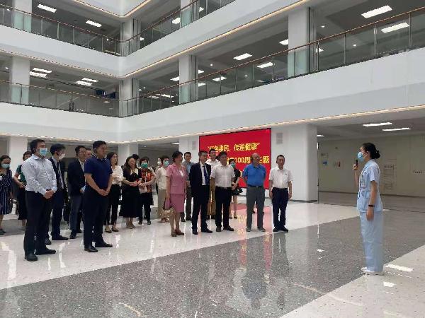 醫(yī)者仁心“慶百年”，服務(wù)為榮“新十年” | 上藥控股助力“銀蛇獎(jiǎng)”獲得者赴福州開(kāi)展義診